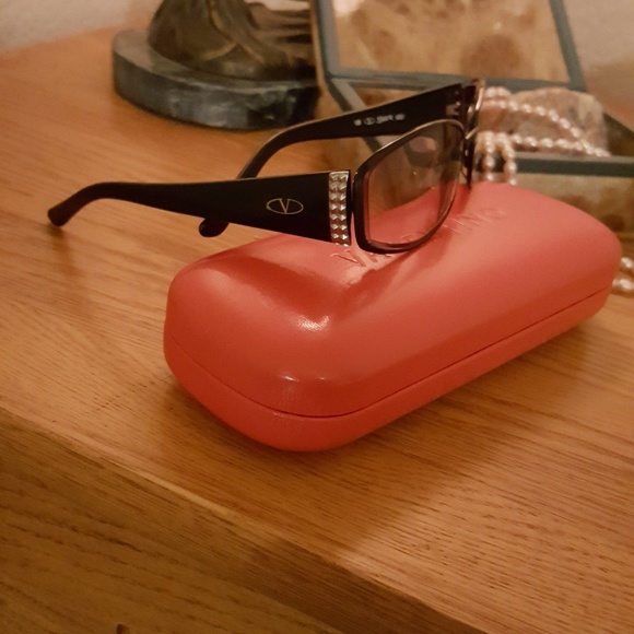 🌸AUTHENTIC VALENTINO SUNGLASSES. - Picture 5 of 7